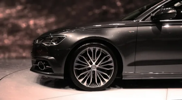 Audi in der Seitenansicht mit Felge