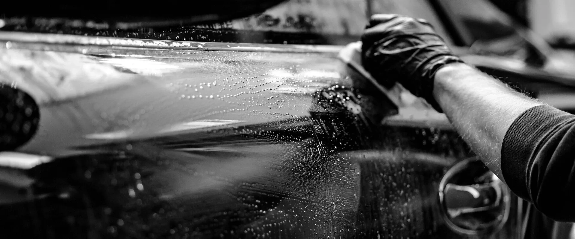 Person macht eine Handwäsche des Autos