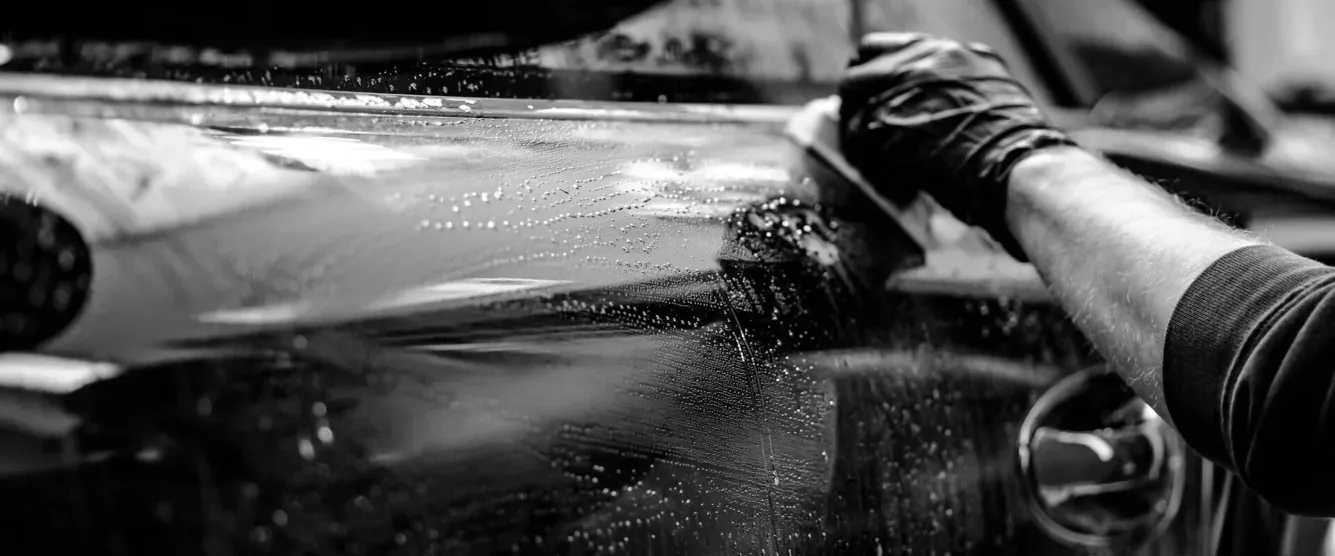 Person macht eine Handwäsche des Autos